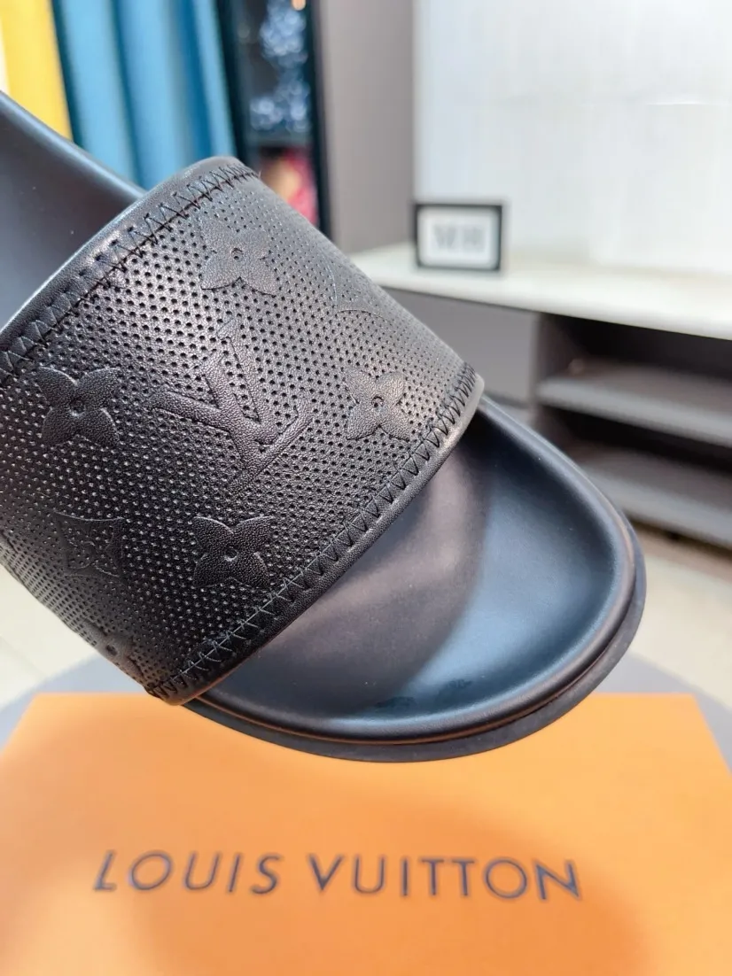 Ex-factory price 320🌹🌹 (lv-Louis Vuitton) new men's sandals, high-end boutique, exquisite embossed logo decoration on the upper, fine workmanship, super soft soles, casual, loose and comfortable, a must-have in summer! \nsize：38-44